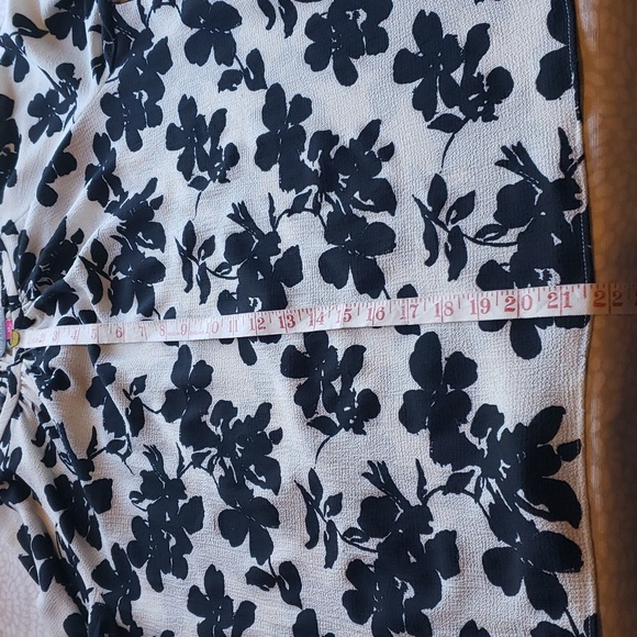 Vince Camuto Off-White and Black Flowy Blouse - Picture 13 of 13